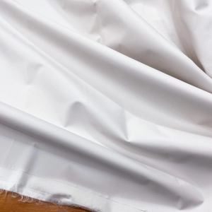 Отрез 1,7 м
Плотная плащевая ткань из итальянского стока в белом цвете с каплей серого. Водоотталкивающая, с формоустойчивым характером.