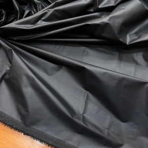 Отрезы 2,9 и 2,25 м.
Водоотталкивающая плащевая ткань в тёмно-графитовом цвете (почти чёрный). Не жёсткая, с формоустойчивым характером, шуршит. При желании можно простегать с утеплителем и получится великолепная зимняя или демисезонная куртка.