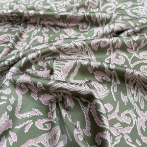 Атлас Армани (не бренд, торговое название) оливкового цвета с розовым этническим орнаментом. Струящийся, текучий с матовым переливом. Совершенно волшебный атлас, очень похож на натуральный шёлк визуально и тактильно. Идеален для пошива платья или рубашки.