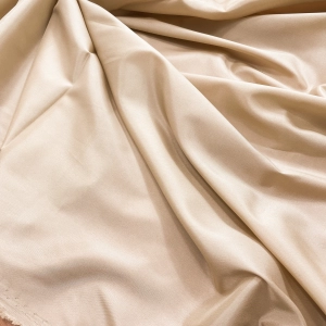 Подкладочная ткань из стоков HUGO BOSS в бежево-ванильном цвете. Полотняного переплетения, с лёгким, благородным отливом. Тактильно очень мягкая, Немного тянется. Плотность 112 г/м. Подходит для костюмов и платьев.
