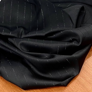 Атлас Армани черного цвета с люрексовой продольной нитью. Атлас изумительного качества, струящийся, с матовым переливом как у натурального шёлка и с бархатистой изнанкой. Идеален для пошива вечерней рубашки, блузы, топа или платья.