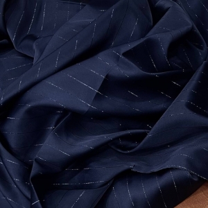 Атлас Армани темно-синего цвета с люрексовой продольной нитью. Атлас изумительного качества, струящийся, с матовым переливом как у натурального шёлка и с бархатистой изнанкой. Идеален для пошива вечерней рубашки, блузы, топа или платья.