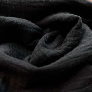 Двухслойная марлёвка с крэш эффектом черного цвета. Также имеет торговое название "муслин". Легкая, воздушная, идеальна для прямых свободных изделий, платьев с оборками, свободной рубашки.