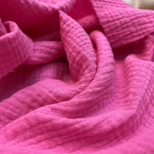 Двухслойная марлёвка с крэш эффектом розового цвета. Также имеет торговое название "муслин". Легкая, воздушная, идеальна для прямых свободных изделий, платьев с оборками, свободной рубашки.